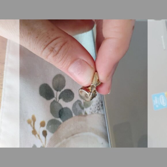 Vintage Kramer sparkly clip on earrings - Picture 4 of 5